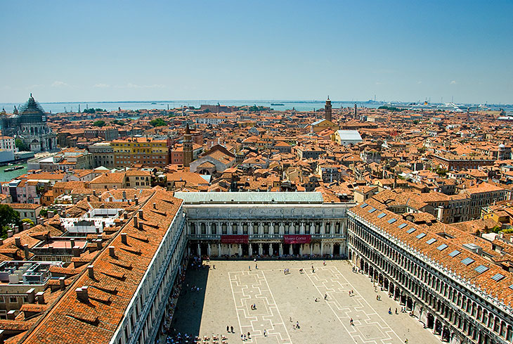 Panoramabild över Piazza San Marco