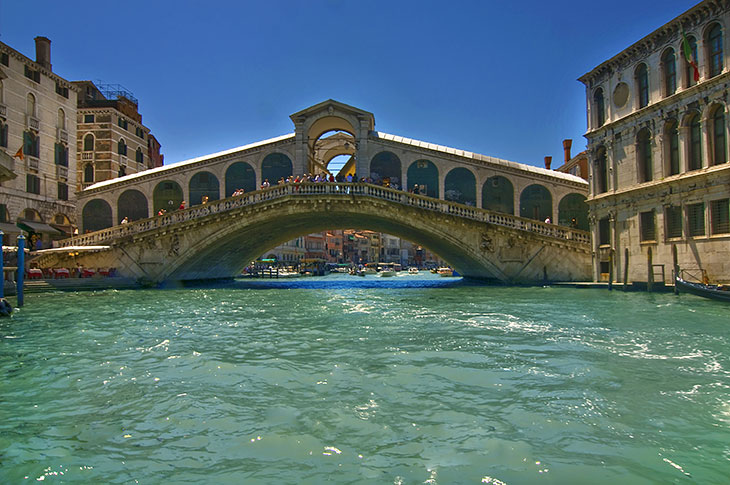 Die Rialto-Brücke aus dem 16. Jahrhundert