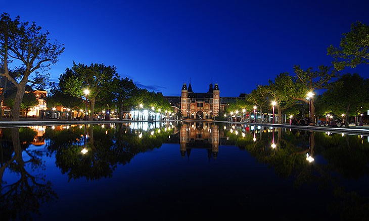 Het Rijksmuseum bij nacht.