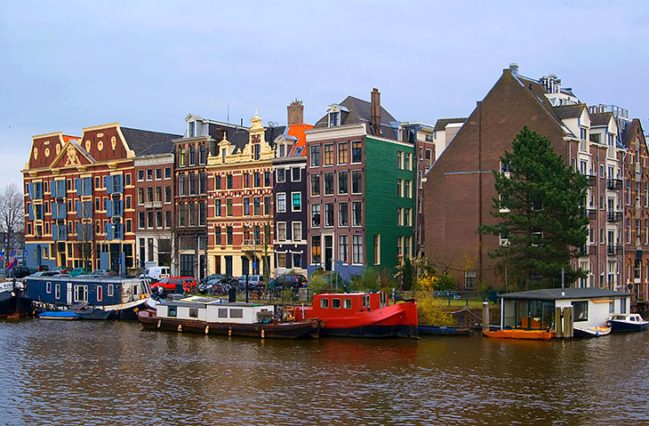 Traditionelle Häuser am Kanal