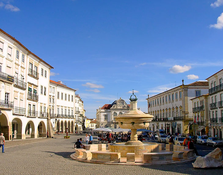 Henriquina-Brunnen, Praça do Giraldo