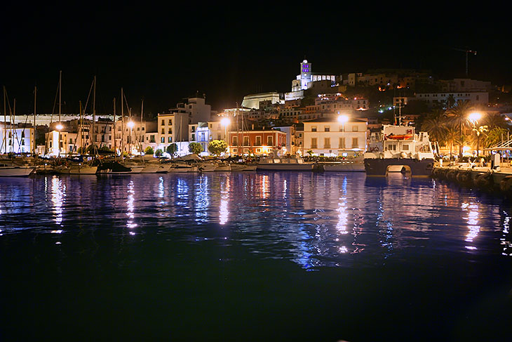 Ibizan kaupunki illalla