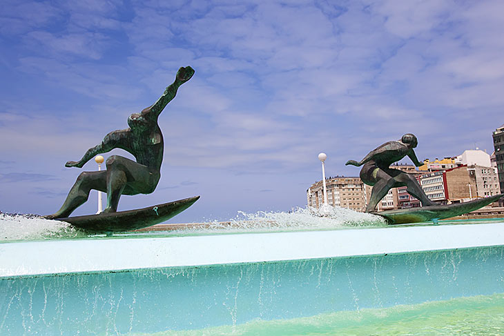 Surf statue, Riázor stranden