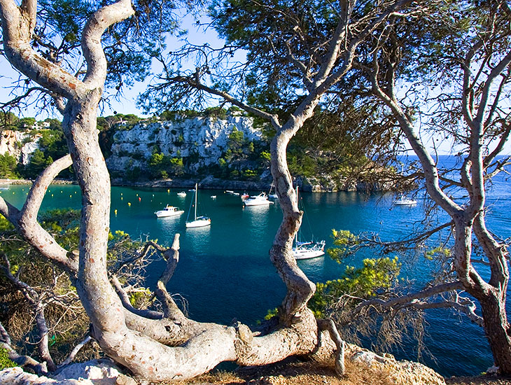 Pohled na překrásné pobřeží na Menorce